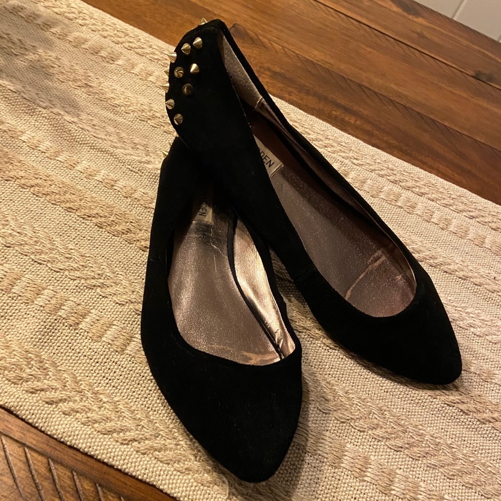 Steve Madden inklet black suede ballet flat w/ gold studded back heel. Size 9.5